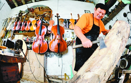 泡桐在何夕瑞手里成为一把把&ldquo;中西结合&rdquo;的提琴。 本组图/重庆晨报记者 鞠芝勤 罗伟