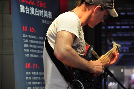 法丽达邀法国吉他手Inophis在上海展激情演出