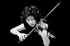 韩小提琴手郑京和出演深圳音乐厅