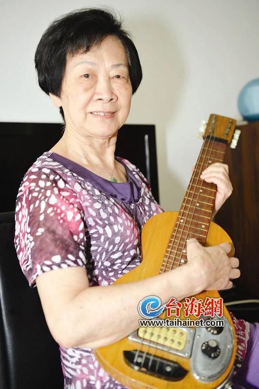 新潮耄耋老人玩电吉他