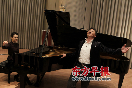 昨天，男高音歌唱家王宏伟与钢琴家杨珊珊出席沪上媒体见面会，夫妻俩合作了一曲《在那遥远的地方》。早报记者 高剑平 图