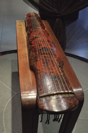 唐代古琴亮相石家庄 琴面现大蛇腹断纹