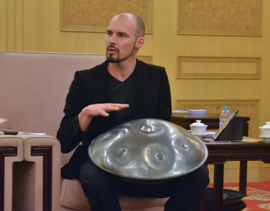 演奏家介绍新兴乐器&mdash;&mdash;手碟