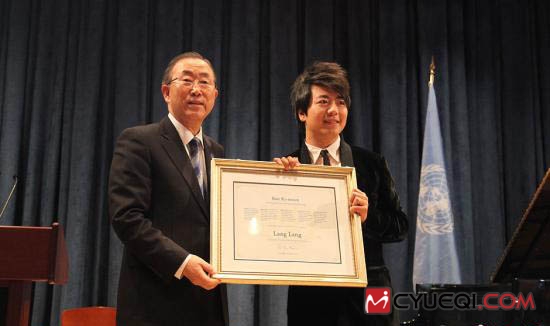 中国钢琴家郎朗出任联合国和平使者负责钢琴教育