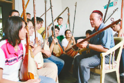 观察当代民乐事业,各地参与学习民族乐器的学生此起彼伏,乐观者认为此现象为民乐事业的欣欣向荣