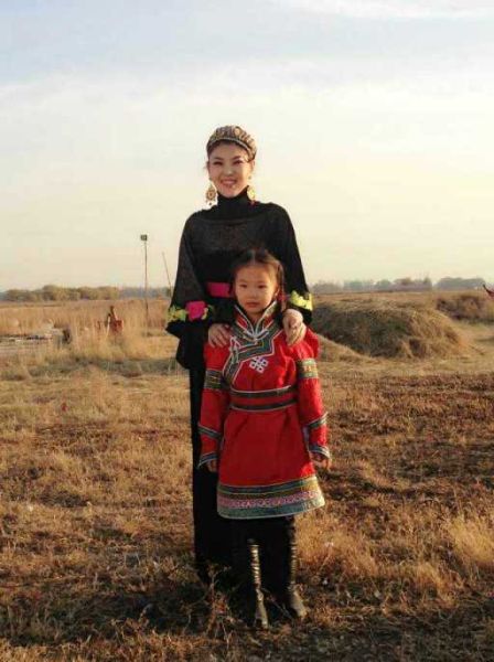 乌兰图雅拍摄《我的蒙古马》MV