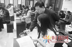 工商大学南山书院，古琴鉴赏课上，教授兰滇军对学生进行指导