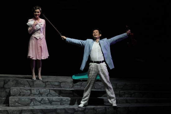 　　原创音乐剧《国之当歌》剧照。石倚洁（右）饰演的聂耳在音域上的跨度极大，中低音成了他前所未有的挑战。