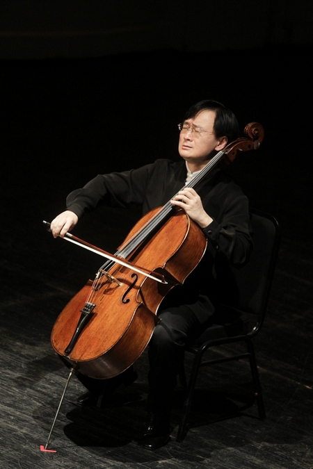 昨晚，王健始终紧闭双眼，演绎他心中的&ldquo;音乐圣经&rdquo;。早报记者 高剑平 图