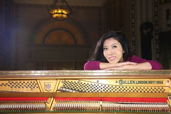 曲婉婷为音乐展画上完美句号 音乐才女律动黑白