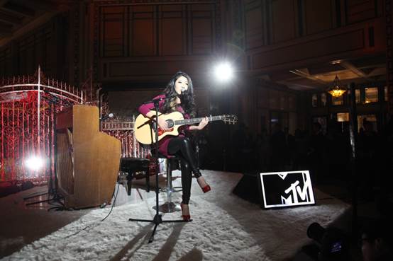 曲婉婷为音乐展画上完美句号 音乐才女律动黑白