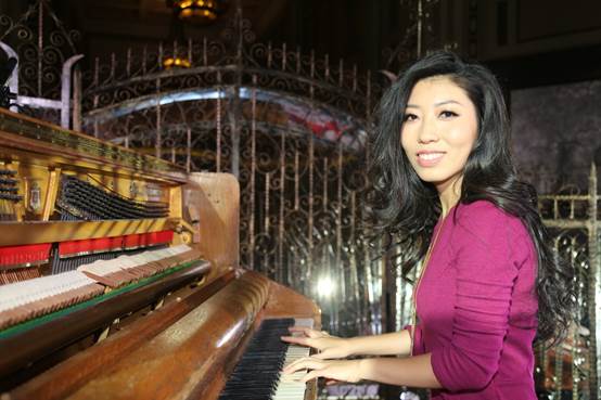 曲婉婷为音乐展画上完美句号 音乐才女律动黑白