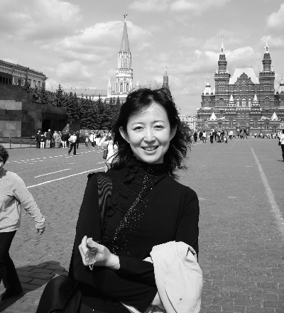 心无旁骛认真表演的演员刘红梅