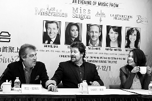 　　左起：《悲惨世界》等著名音乐剧的词作者阿兰&middot;鲍伯利和音乐剧界的超级明星迈克尔&middot;波尔、丽娅&middot;萨隆加。早报记者 高剑平 图