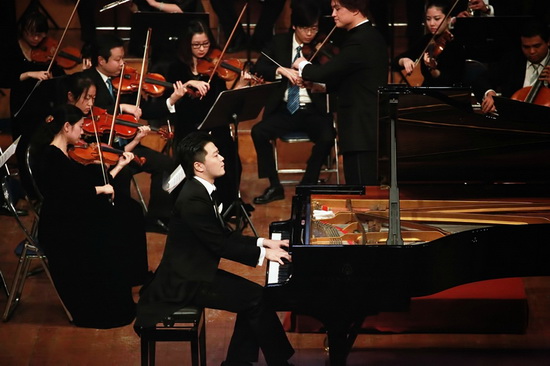 “钢琴魔指” 薛啸秋于在成都上演一场交响音乐会