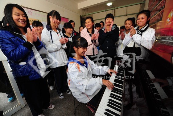 “过道上的钢琴”佐证教育本质并非说教和防范