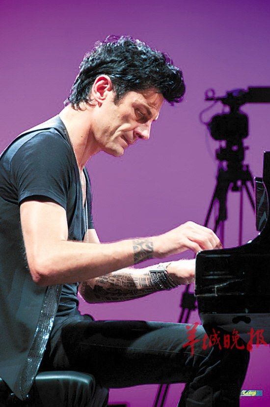 身为钢琴演奏家,马克西姆造型另类,包括手臂上有文身