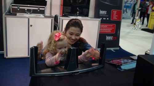 音乐还能这么玩？国外体验BEAMZ激光演奏器