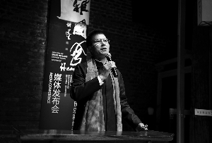 当张维良讲述他的音乐理念时，一只蝴蝶悄然落在他的手上。