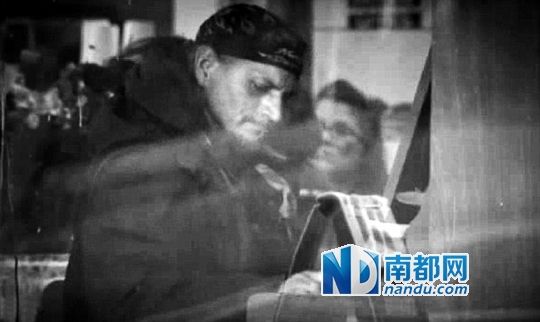 美国广播公司网1日公布的一段视频中,韦尔什穿着厚重的外套,头戴一顶小花帽,动作略显笨拙但全情投入地弹琴。