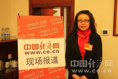 李哲:旅美钢琴家演绎归国新侨的爱国热情