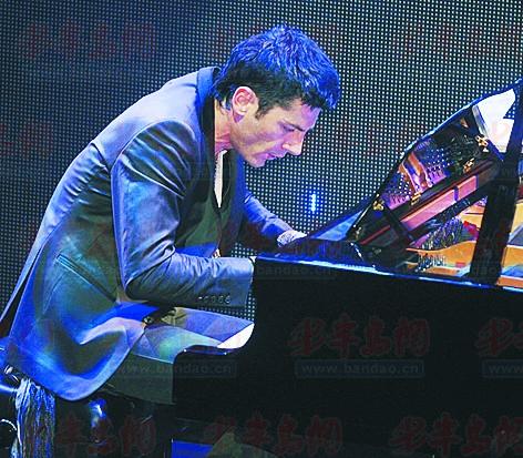 钢琴大片开幕在即马克西姆今日抵青