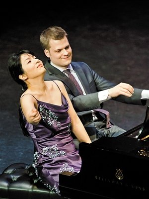 今晚(12日),美国人气双钢琴组合格雷格-安德森和伊丽莎白-罗伊,将以四手联弹和双钢琴的组合,亮相东方艺术中心,为乐迷献上一场集古典、抒情、摇滚为一体的双钢琴音乐会。