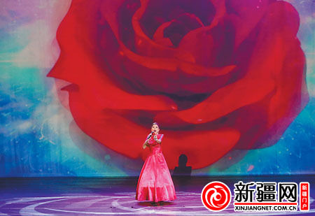 青年优秀演员贾倩倩正在演唱歌曲《送你一朵玫瑰花》。（本报记者蒋晓实习生石婷婷摄）
