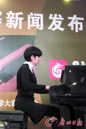 俄罗斯的钢琴艺术家娜塔莎在新闻发布会上演奏。