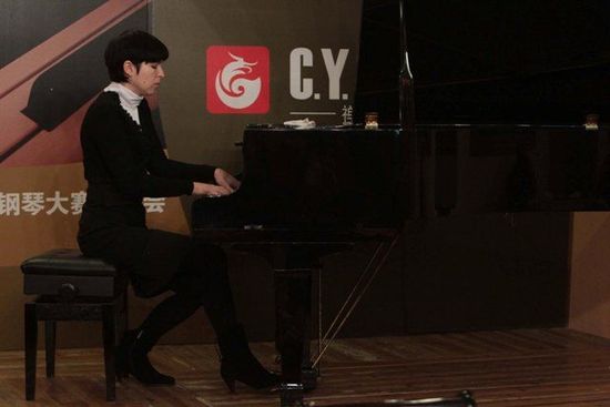 俄罗斯钢琴家娜塔莎现场弹奏《肖邦波兰舞曲》。