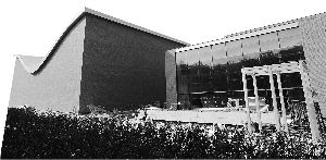 　　还未竣工的上海交响乐团音乐厅外观。其主体部分像一个两边高耸、中间凹陷的马鞍，四面包裹着陶土砖砌墙，且不见一扇窗户。早报记者 高剑平 图