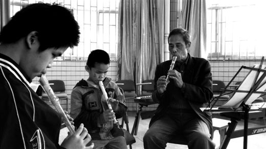 他给残疾孩插上音乐翅膀(图)