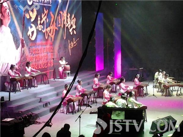 卞留念音乐讲演会在五台山体育馆举行(组图)