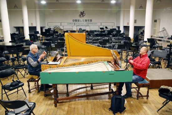 冯丹与亚瑟-哈斯在国交排练厅双羽管键琴排练