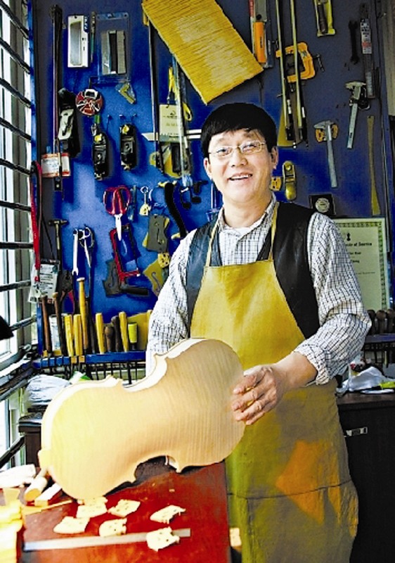 从伐木工人变身制琴名匠