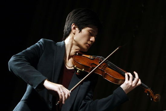 唐韵演奏小提琴潇洒帅气。