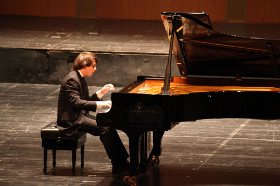 维塔利-比萨连科亮相上海 钢琴天才激情献演