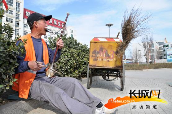 扫街奇老汉：能同奏两乐器 手抄四大名著 