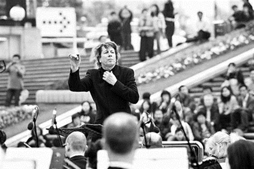 城市景观交响音乐会在东方明珠城市广场奏响。图为波罗的海肖邦爱乐乐团为观众奉上《红旗颂》等经典曲目。 本报记者 叶辰亮摄