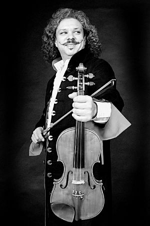 有吉卜赛血统的小提琴师拉卡托斯。