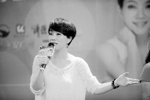 著名歌手陈明昨晚做客&ldquo;青春演播厅&rdquo;。