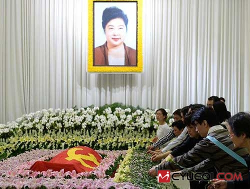 千人送别二胡皇后闵惠芬 呜咽一代大师远去