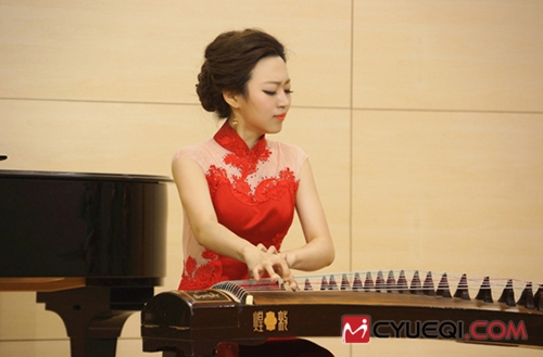 美女古筝演奏家崔晓彤 心随乐动舞袖天地歌