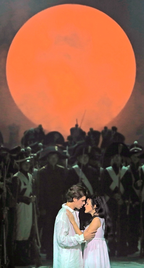 天津大剧院演出的俄罗斯歌剧《战争与和平》。