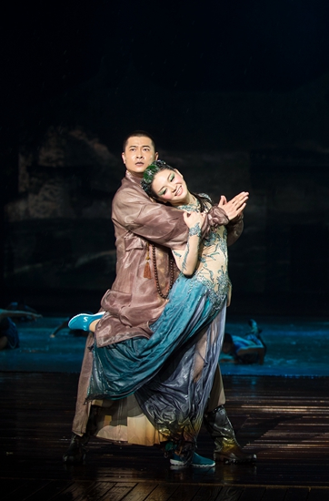 乌镇戏剧节上，田沁鑫导演的《青蛇》在乌镇水剧场演出，舞台效果惊艳。