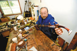 为制作完成的二胡调音