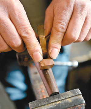 有些部件必须用自己特制的工具精打细磨