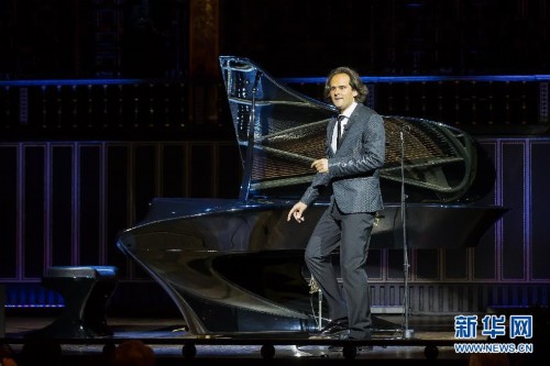 1月21日，匈牙利钢琴家博加尼·盖尔盖伊准备使用“博加尼钢琴”演奏。当晚，“匈牙利文化日”庆典音乐会在匈牙利首都布达佩斯的李斯特音乐学院举行，博加尼用这架首次登台亮相的新钢琴进行了成功的演奏。这架钢琴的设计和改良源于博加尼的灵感，故此钢琴名叫“博加尼钢琴”。改良涉及钢琴的共振板，共振板弃用传统木材而改用碳复合材料，从而使钢琴的音质更加动听。钢琴的外形也发生大的变化，钢琴的音响效果得到改善。