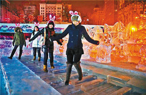 能用脚弹奏的巨大“冰钢琴”