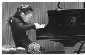 六岁女孩周怡然是最小的“暖琴者”